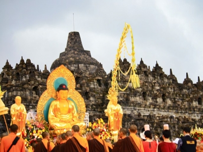 Cerita di Balik Menikmati Waisak 2012 di Borobudur