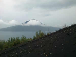 Mendaki dan Menyelami Alam Anak Krakatau