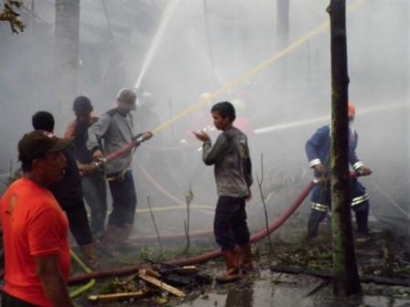 Sejuknya Semangat Menolong Sesama di Panasnya Kebakaran Kota di Kapuas