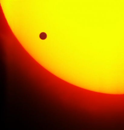 Saat Venus 'Mencumbu' Matahari