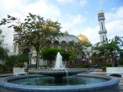 Terpesona Taman dan Air Mancur Masjid Hassanal Bolkiah: Catatan Muhibah ke Brunei (7)