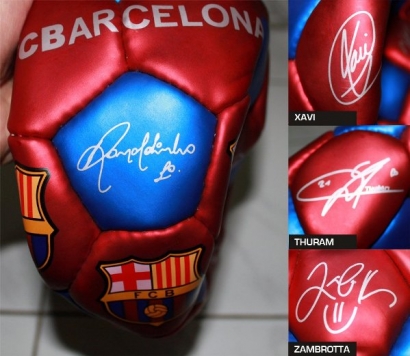 Lelang Bola Bertanda Tangan Pemain Barcelona