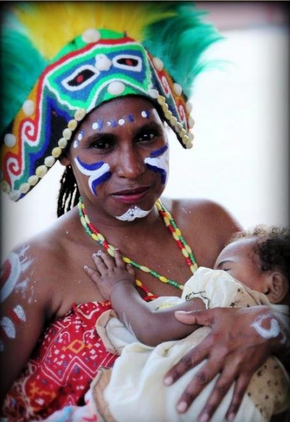 Di Papua Masih ada Ibu Melahirkan di Pinggir Sungai