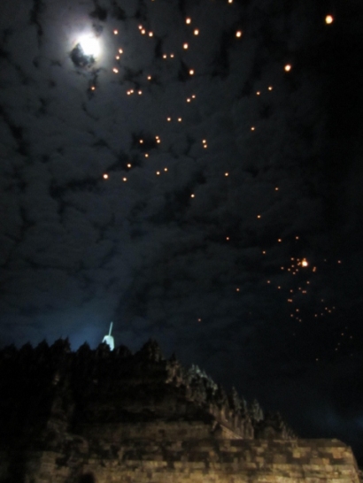 1000 Lampion Perayaan Waisak di Borobudur
