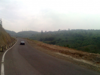 Lingkar Nagreg Membelah Bukit Batu