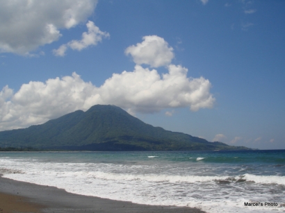 Pantai Cepi Watu: Pesona Alami Berlatar Gunung Berapi di Pulau Bunga