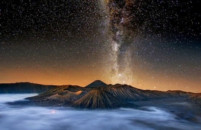 Indahnya Milky Way di gunung Bromo