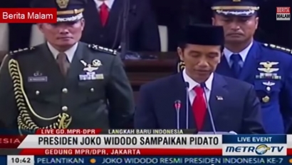 Khofifah: Sang Menteri Kerudungan Pertama di Indonesia