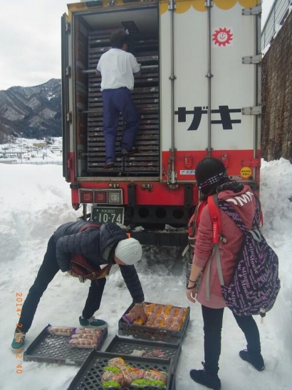 Dewa Penolong Saat Badai Salju di Jepang