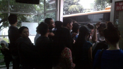Hati-hati Copet di Antrean Bus Transjakarta!