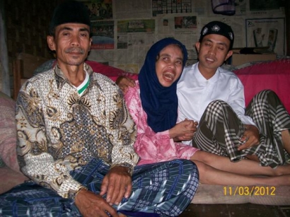 Kunjungan ke Rumah Siti (bag.-4): Pak Heri, Pengrajin Tekun yang 4 Tahun Merawat Istri Lumpuh