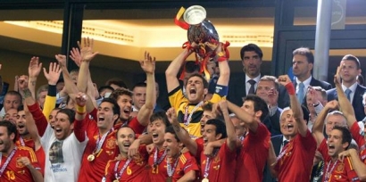 Bintang Sepakbola Spanyol Mengajarkan Pentingnya Dukungan Keluarga