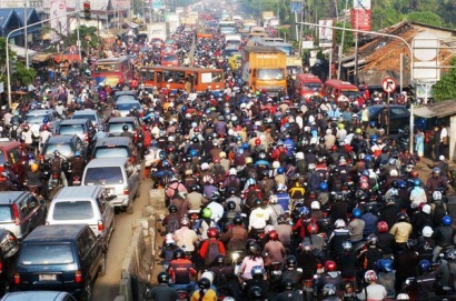 Kemacetan Lalu Lintas Jakarta: Gajah Bertarung Sama Gajah, Pelanduk Mati di Tengah-tengah