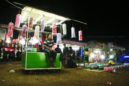 Pasar Malam Menggenggam Gumam