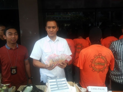 Polisi Bongkar Sindikat Pengedar Uang Palsu di Mampang