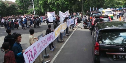 Jokowi di Demo di ITB, Wajarkah?