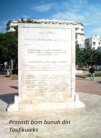 Termenung di Prasasti Bom Bunuh Diri di Casablanca