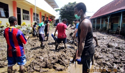 Kisah Siswa Jadi Relawan Bencana Manado