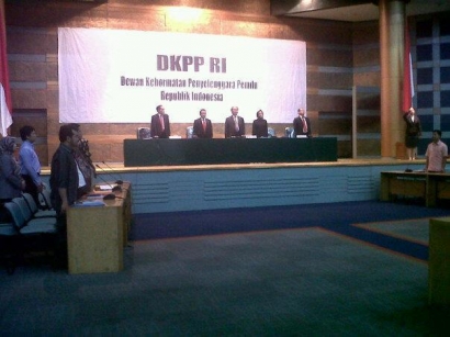 Dari Sidang DKPP: Setjen KPU dan 12 Parpol Ungkap Buruknya Kinerja Komisioner KPU