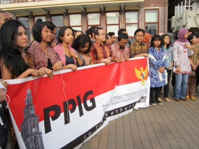Serbuan Pelajar Indonesia di Groningen Pada Hari Batik Nasional