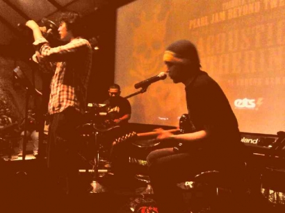 Dua Sisi Koin di "Acoustic Gathering Pearl Jam Indonesia"
