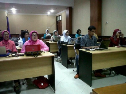 Belajar dan Berbagil Ilmu Ngeblog di UPT Tekkomdik Surabaya
