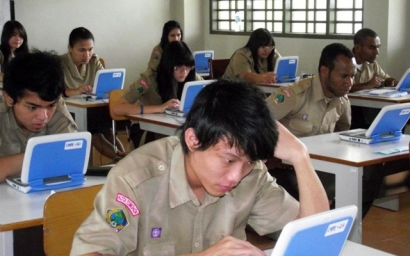 Menggapai Prestasi di Classroom E-Learning, Siswa Papua Itu Tampak Serius