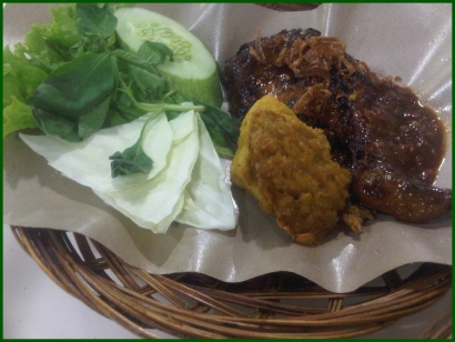 Masih Kuliner Ayam Penyet Ria 'Pedasnya Mantab' - Food City EC SCBD
