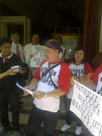 Aksi Colak-colek di Pengadilan Tipikor Surabaya, Jawa Timur