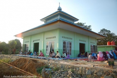 Kemeriahan Buka Bersama di Sebuah Masjid Kampung