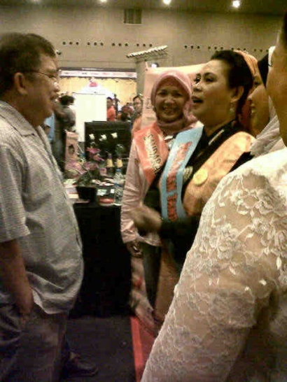(Kompasianival 2012) Jusuf Kalla mampir  di Booth Kumpulan Emak-emak Blogger