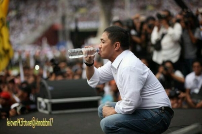 Ketika Jokowi Minum dengan Tangan Kiri