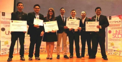HI UPH Meraih Award Best Delegation di Indonesia Model United Nations
