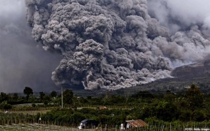 Pengungsi Gunung Sinabung: Sudah terkena Erupsi, Kini Asap Ikut Mengepung