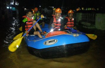 Tim Emergensi ACT - MRI Jabar, Evakuasi Korban Banjir Bandung