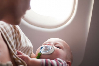 Kapan Bayi Baru Lahir Boleh Naik Pesawat?