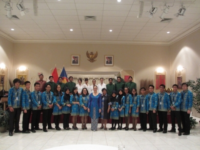 Mahasiswi UPH Mempromosikan Indonesia di Kanada dalam Program Outstanding Students for The World 2014