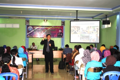 Seminar Hypnoteaching di Kampus STKIP Singkawang