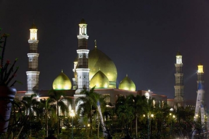 Nikmatnya I'tikaf Keluarga di Masjid Kubah Emas