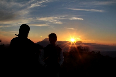 Sambut Sunrise Dari Puncak Gunung Mahawu