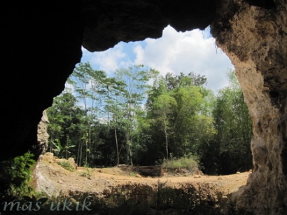 Gua-gua Bekas Penggalian Batu Kapur di Desa Sumberkerto, Kabupaten Malang