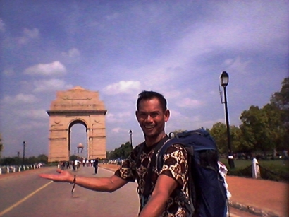 Selfie Pake Tongsis, Aku Jadi Tontonan di India Gate, Delhi