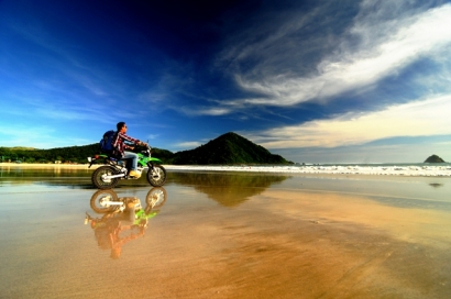 Berpacu dengan Ombak di Pantai Selong Belanak, Lombok