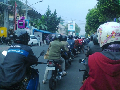 Di Yogyakarta Antre 4 Jam Demi Segelas Pertamax
