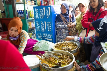 Trik Menikmati Tengkleng Gulai Kambing di Pasar Klewer