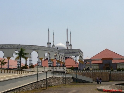Masjid Agung Jawa Tengah, Antara Tempat Ibadah Dan Tempat Wisata