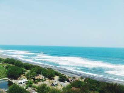 Mengeksplorasi Pantai Goa Cemara dari Bibir Pantai hingga Ketinggian
