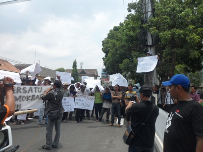 Demo Menolak Pilkada Tak Langsung, Bakar Keranda