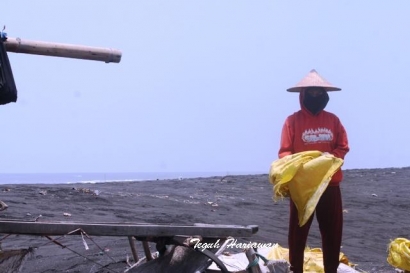 Sosok Wanita Perkasa di Pantai Watu Pecak