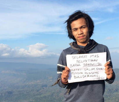 Unik, Mahasiswa Makassar Ini Ucapkan Selamat untuk Jokowi-JK dari Puncak Gunung